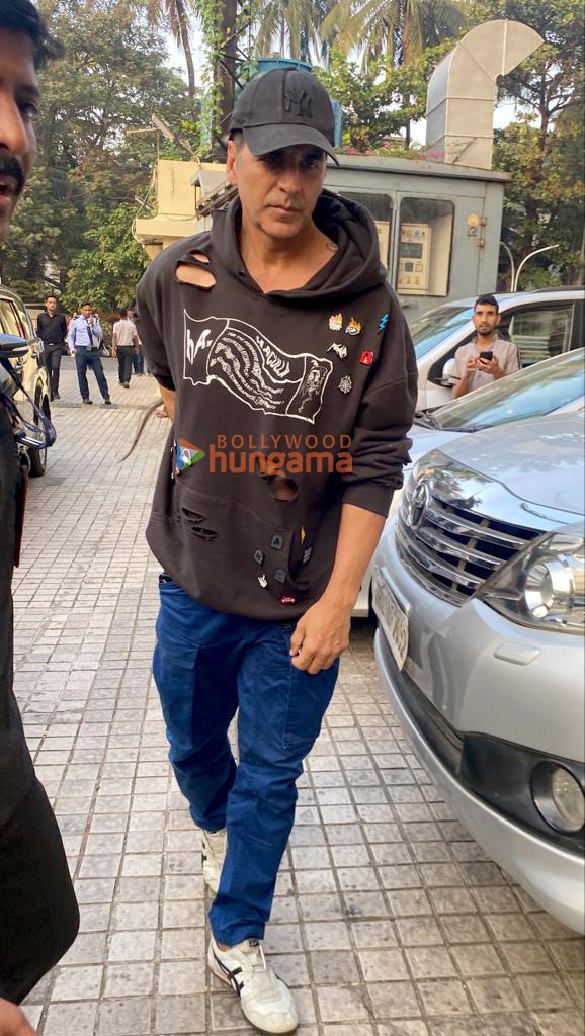 photos akshay kumar and nitara kumar snapped at juhu pvr 2