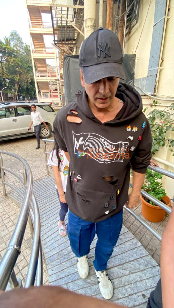 photos akshay kumar and nitara kumar snapped at juhu pvr 4