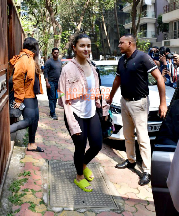 photos alia bhatt spotted at anshuka yoga in bandra 2 7