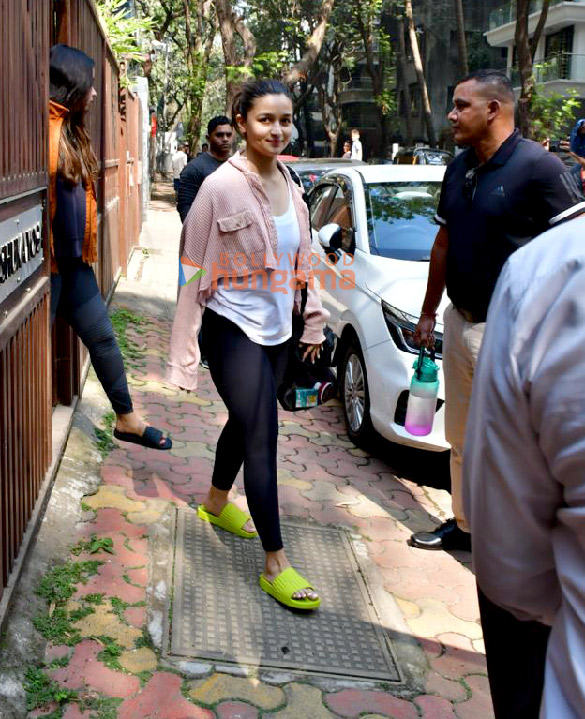 photos alia bhatt spotted at anshuka yoga in bandra 3 7