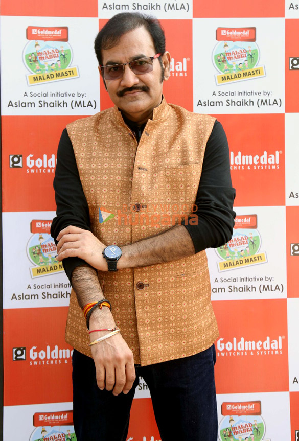 photos anupam kher sudesh bhosle sukhwinder singh javed ali rashmi desai and other celebs attended the malad masti event 2