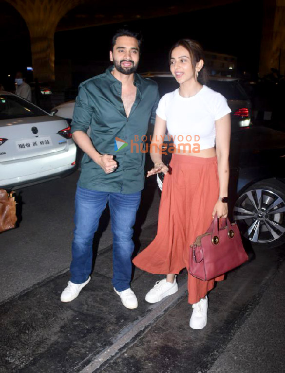 photos anushka sharma virat kohli rakul preet singh jackky bhagnani and others snapped at the airport 2