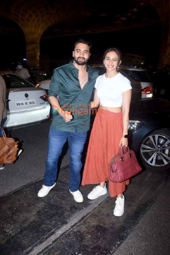 photos anushka sharma virat kohli rakul preet singh jackky bhagnani and others snapped at the airport 5