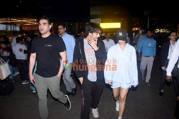 Photos Arbaaz Khan, Malaika Arora and Arhaan Khan snapped at the airport (1)