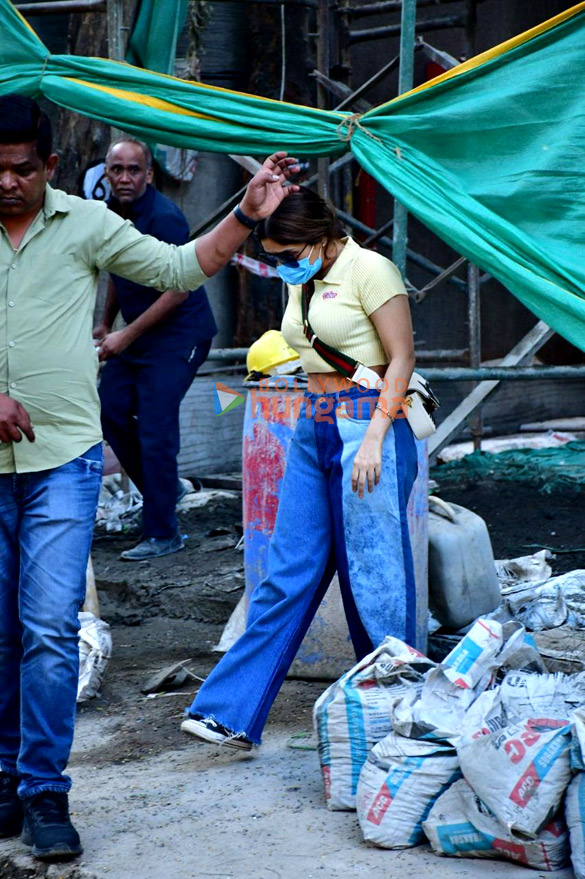 Photos: Bhumi Pednekar snapped finding new home in Bandra Photos: Bhumi Pednekar snapped finding new home in Bandra