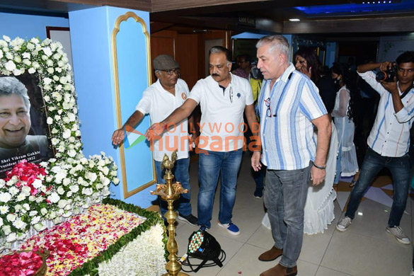 photos celebs attend prayer meet of late actor vikram gokhale 2