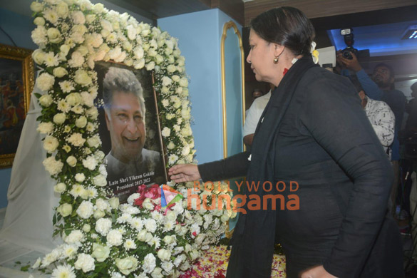 photos celebs attend prayer meet of late actor vikram gokhale 5