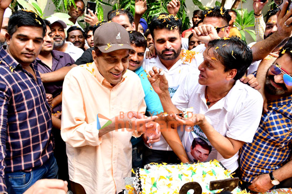 photos dharmendra celebrates his birthday by cutting cake with fans and media 2