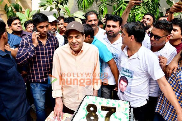 photos dharmendra celebrates his birthday by cutting cake with fans and media 6