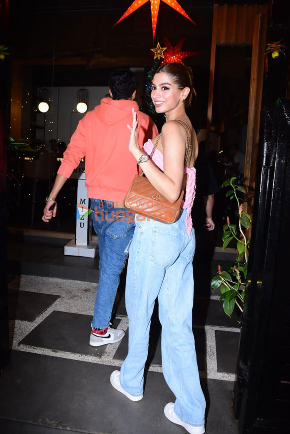 photos gabriella demetriades and khushi kapoor spotted in bandra 5