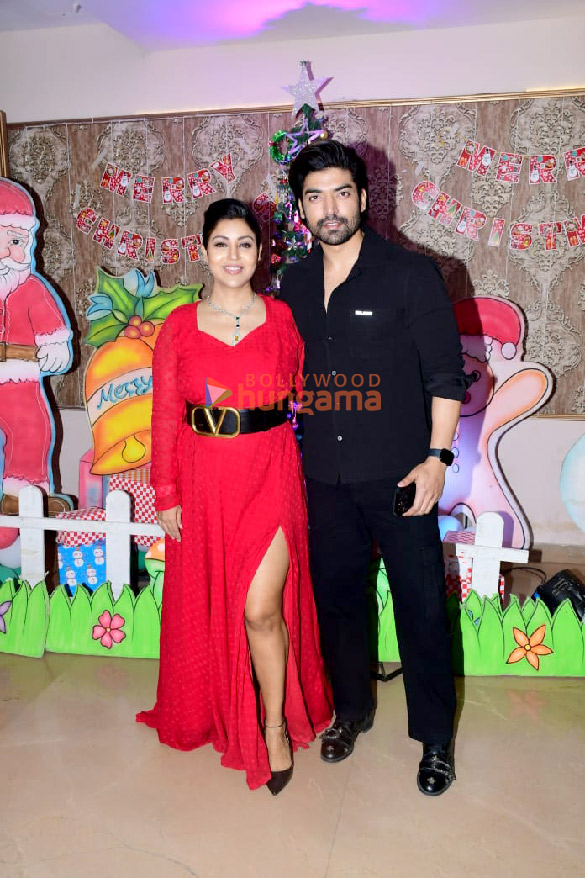 Photos: Gurmeet Choudhary and Debina Banerjee celebrate Christmas with fans | Parties & Events