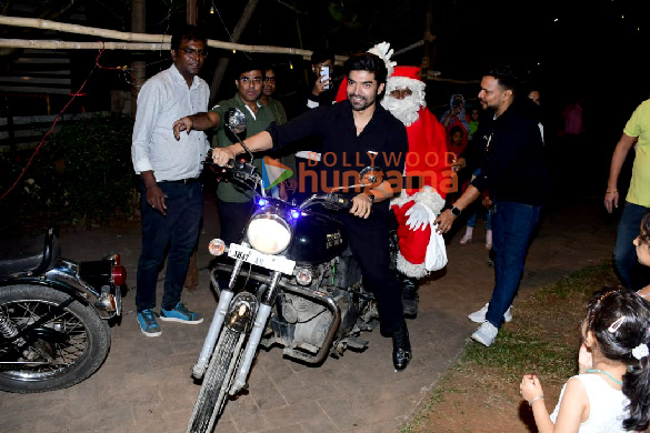 photos gurmeet choudhary and debina banerjee celebrate christmas with fans 6