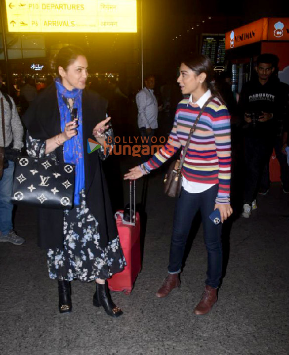 photos isha koppikar and shriya saran snapped at the airport 1