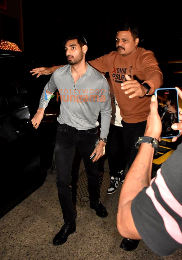 photos janhvi kapoor khushi kapoor nysa devgan and ahan shetty snapped at bastian in worli 4