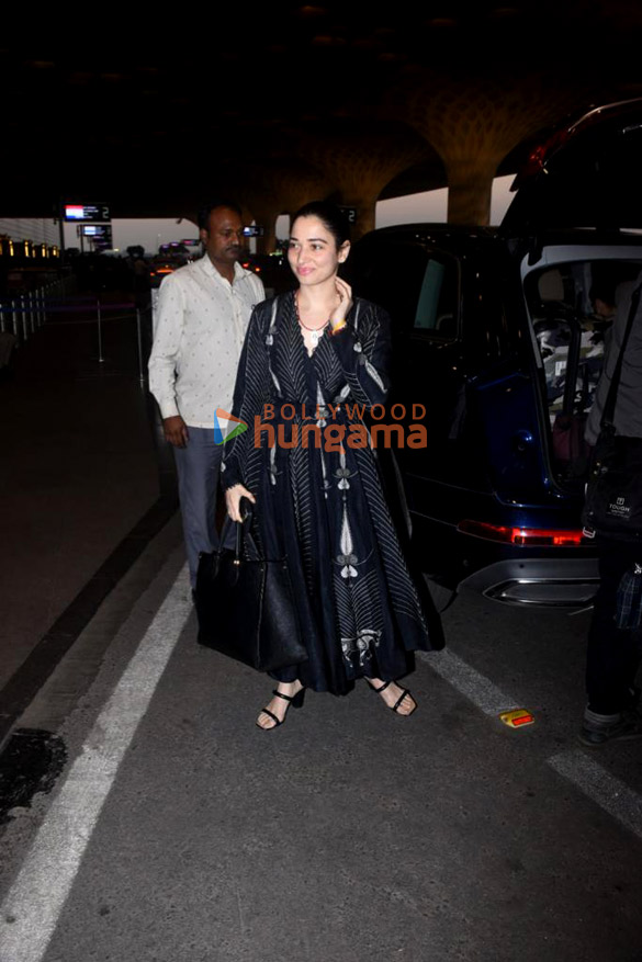 photos janhvi kapoor and tamannaah bhatia snapped at the airport 6
