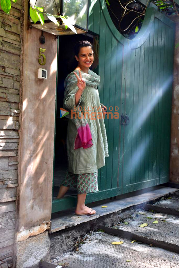 photos kangana ranaut snapped in bandra 1 5