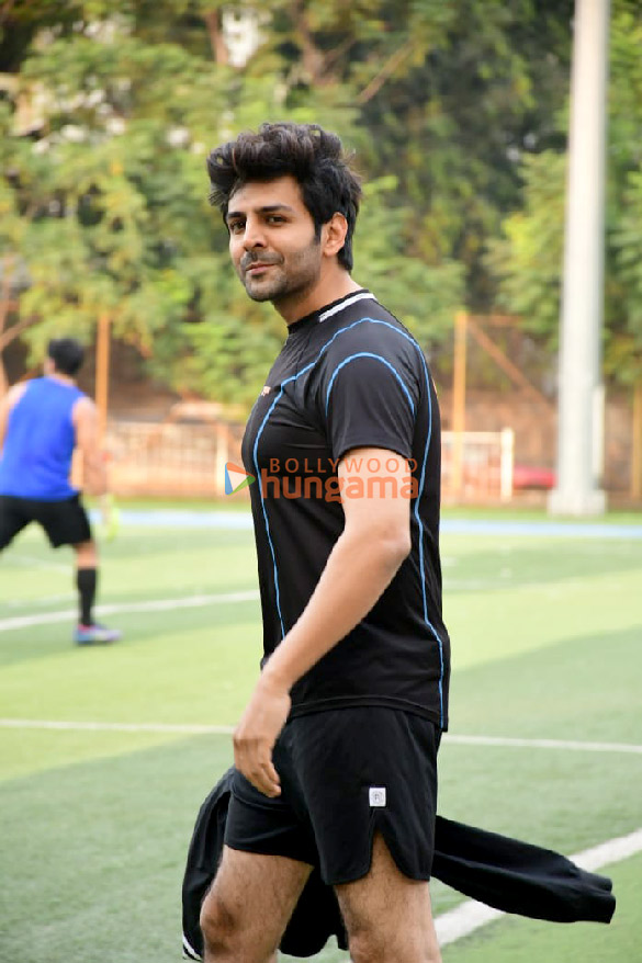 photos kartik aaryan and bunty walia snapped during a football match in juhu 3