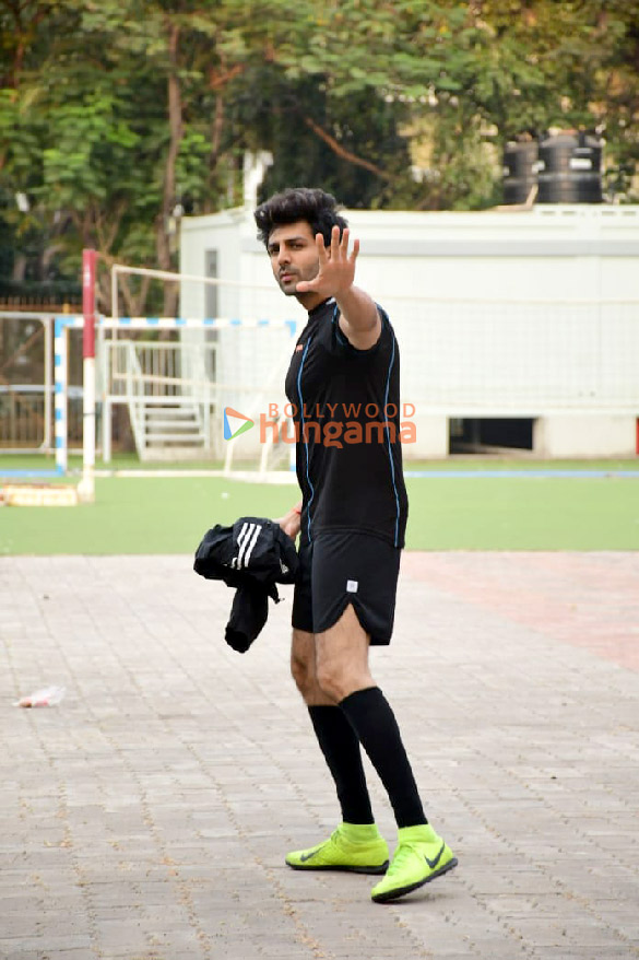 photos kartik aaryan and bunty walia snapped during a football match in juhu 4