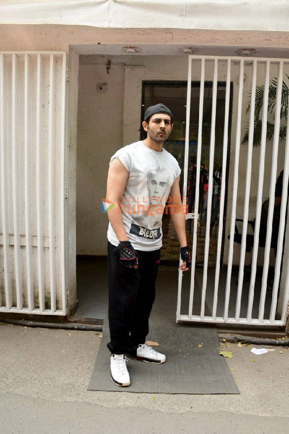 Photos: Kartik Aaryan snapped at the gym in Juhu Photos: Kartik Aaryan snapped at the gym in Juhu
