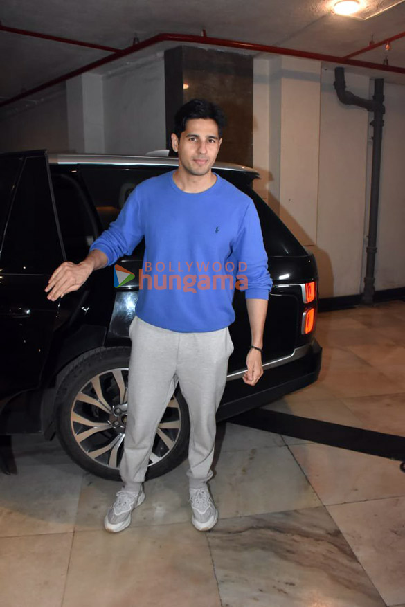 photos kiara advani and sidharth malhotra snapped at manish malhotras residence 2