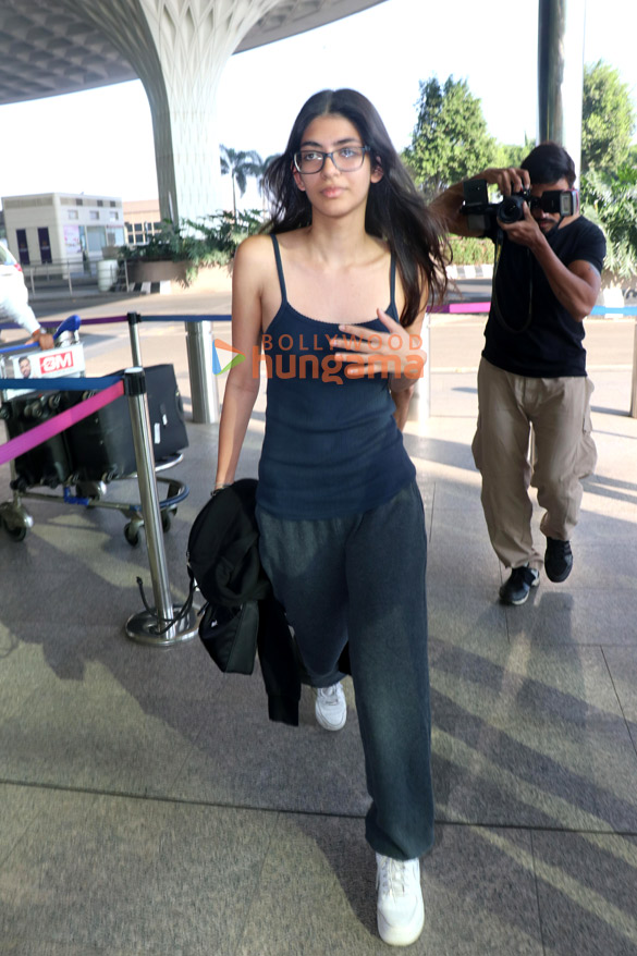 photos kriti sanon donal bisht kunal kemmu and others snapped at the airport 3