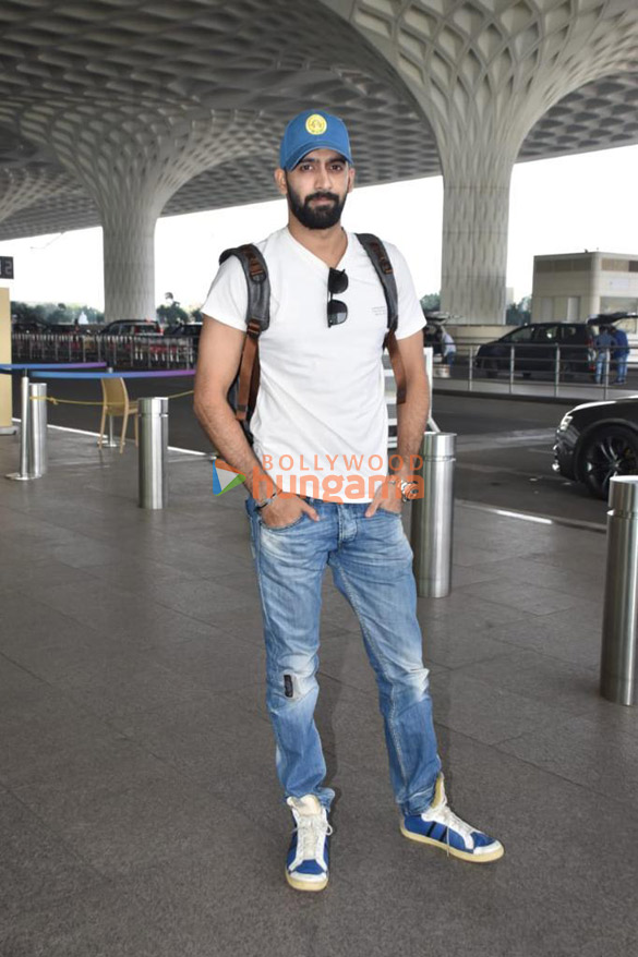 photos kriti sanon malaika arora amyra dastur varun dhawan and others snapped at the airport 5656 1