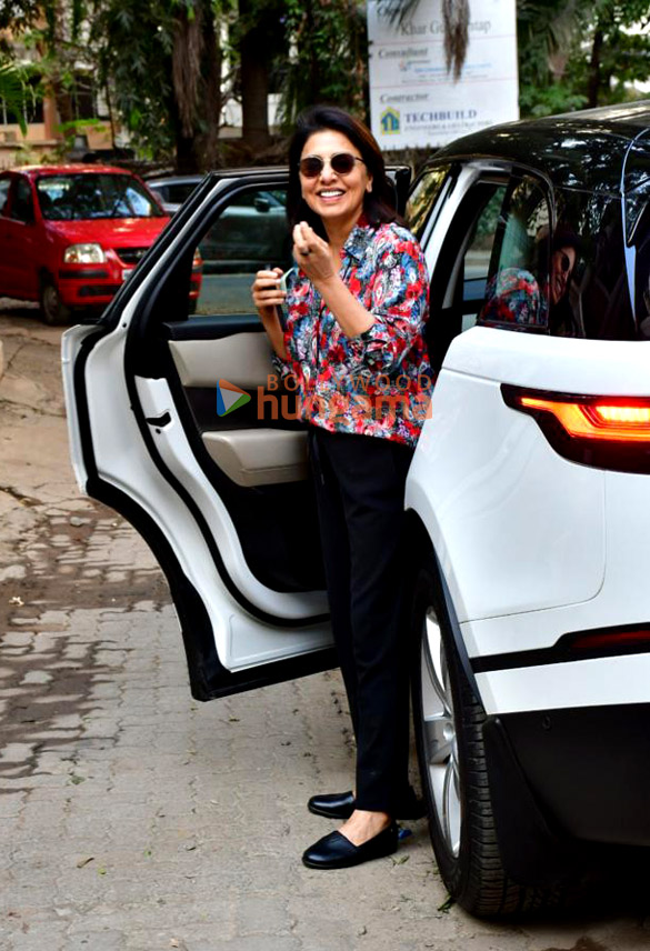 Photos: Neetu Singh spotted outside a dental clinic in Khar Photos: Neetu Singh spotted outside a dental clinic in Khar