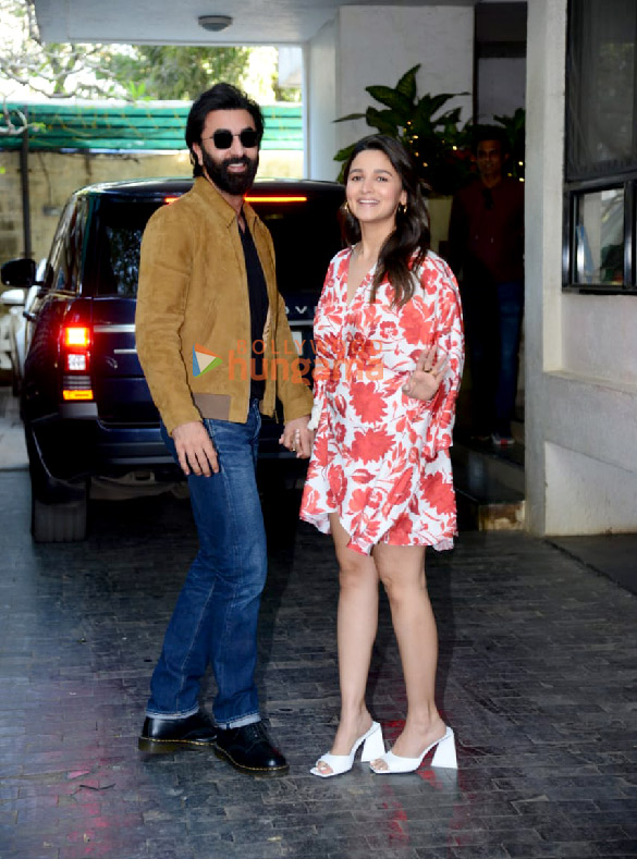 Photos: Ranbir Kapoor, Alia Bhatt, Karisma Kapoor and others snapped at Kapoor residence for Christmas celebration Photos: Ranbir Kapoor, Alia Bhatt, Karisma Kapoor and others snapped at Kapoor residence for Christmas celebration