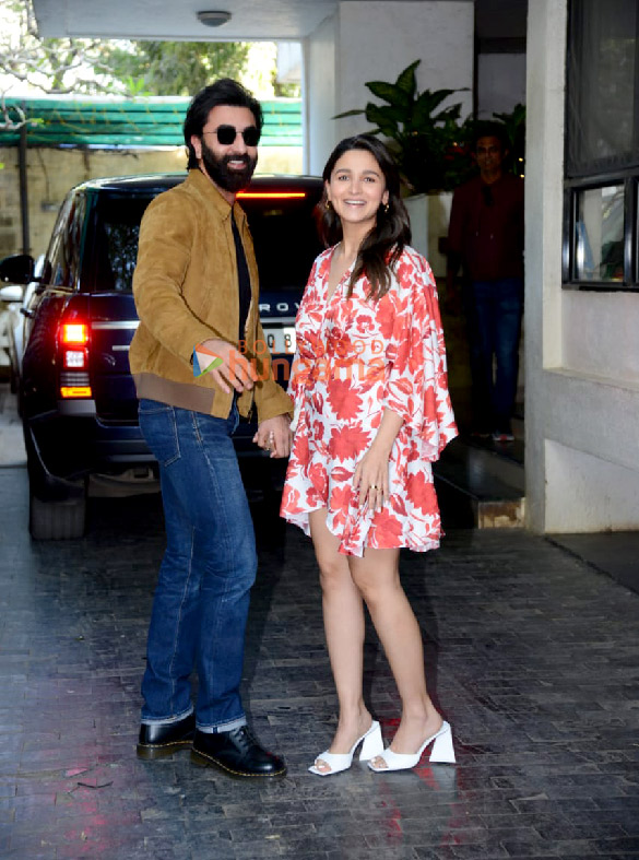 photos ranbir kapoor alia bhatt karisma kapoor and others snapped at kapoor residence for christmas celebration 8