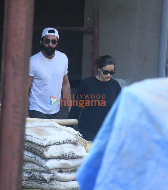 photos ranbir kapoor and alia bhatt spotted in bandra 1