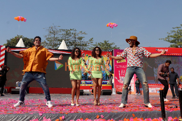 photos ranveer singh varun sharma siddharth nigam and bharti singh promote cirkus at malad masti 3