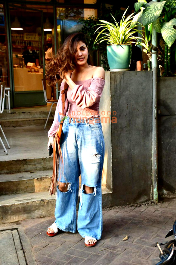 photos rhea chakraborty snapped in bandra 2 2