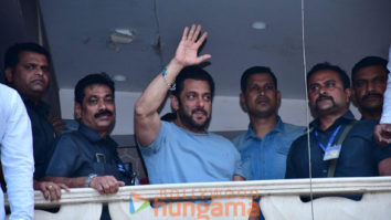 Photos: Salman Khan greets fans at Galaxy Apartments on his birthday in Bandra