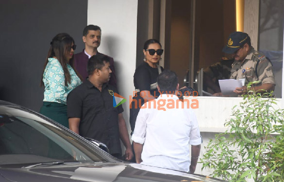 photos shah rukh khan and rani mukerji spotted at kalina airport 2