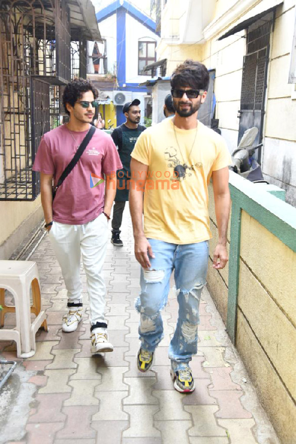 Photos: Shahid Kapoor and Ishaan Khatter snapped in Bandra Photos: Shahid Kapoor and Ishaan Khatter snapped in Bandra