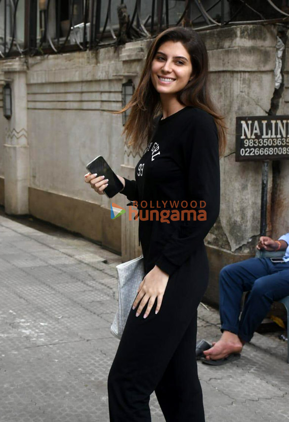 photos shanaya kapoor and elnaaz norouzi spotted in bandra 1