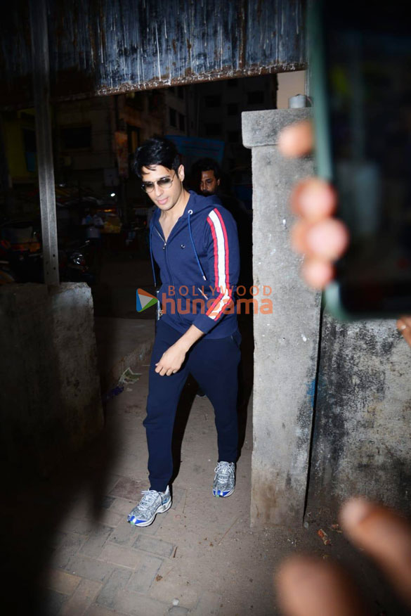 photos sidharth malhotra snapped at versova jetty 6
