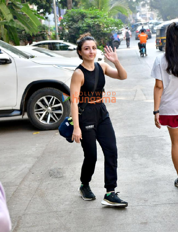 photos soha ali khan spotted in bandra 2