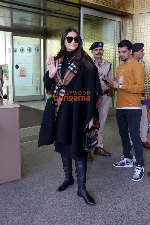 Photos: Sonam Kapoor Ahuja, Aishwarya Rai Bachchan, Aaradhya Bachchan and others snapped at the airport Photos: Sonam Kapoor Ahuja, Aishwarya Rai Bachchan, Aaradhya Bachchan and others snapped at the airport