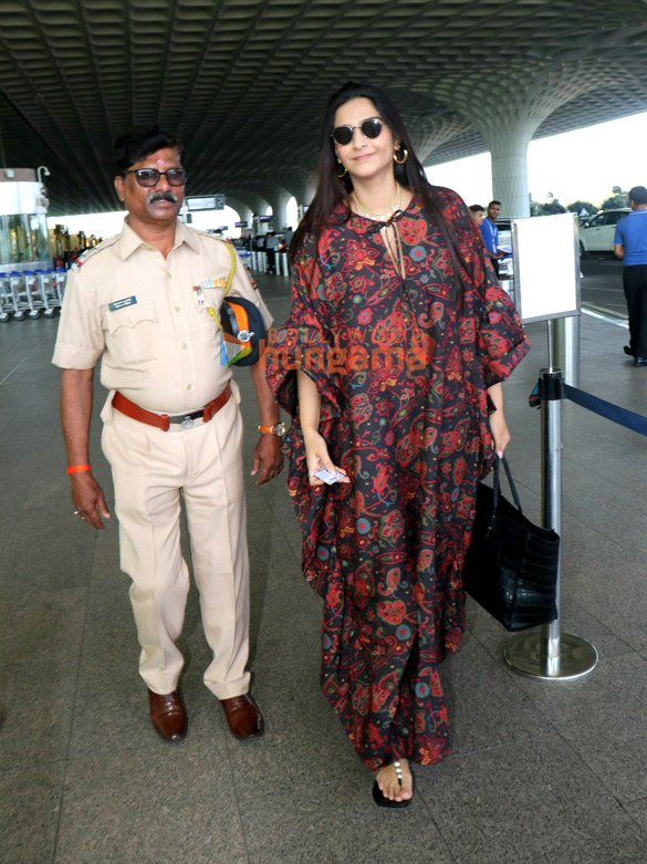Photos: Sonam Kapoor Ahuja, Daisy Shah, Suniel Shetty and others snapped at the airport Photos: Sonam Kapoor Ahuja, Daisy Shah, Suniel Shetty and others snapped at the airport