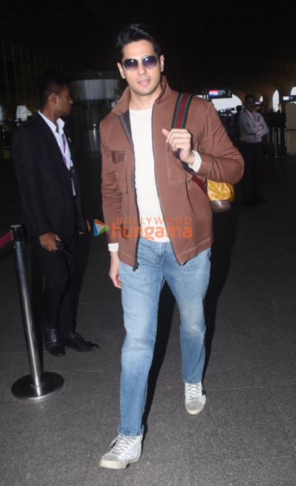 photos sonam kapoor ahuja daisy shah suniel shetty and others snapped at the airport 112 1