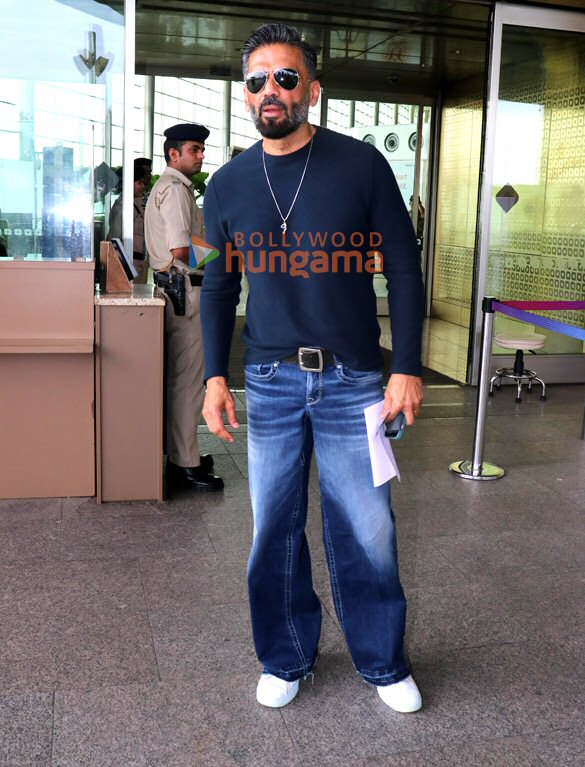 photos sonam kapoor ahuja daisy shah suniel shetty and others snapped at the airport 4
