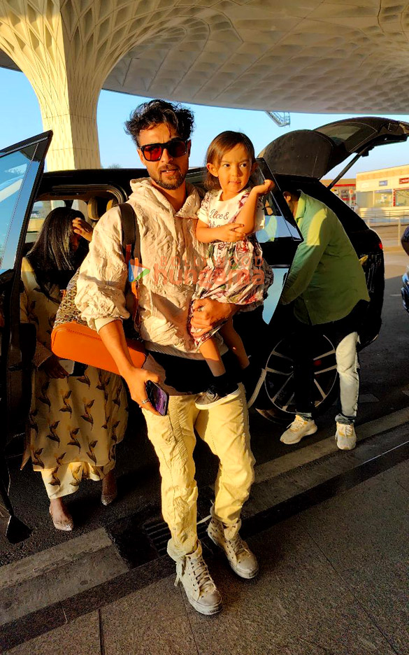 photos sunny leone urvashi rautela mandira bedi and others snapped at the airport 2 2