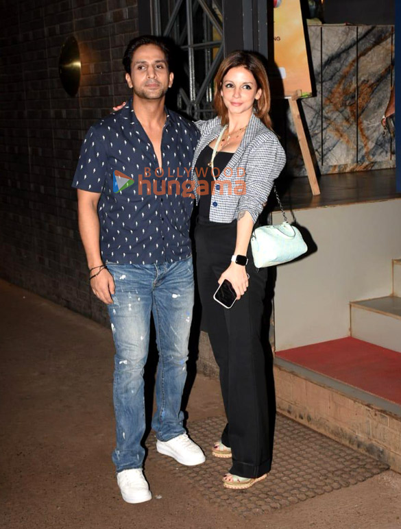 photos sussanne khan arslan goni anushka ranjan and others snapped in juhu 1