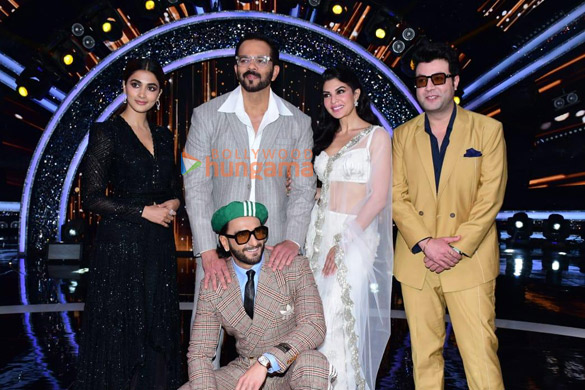Photos: Team of Cirkus snapped promoting their film on the sets of Indian Idol 13 | Parties & Events