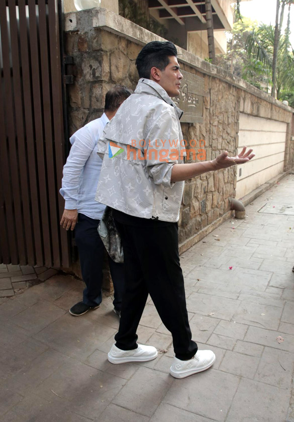 photos tisca chopra and manish malhotra spotted at kareena kapoor khans residence in bandra 2