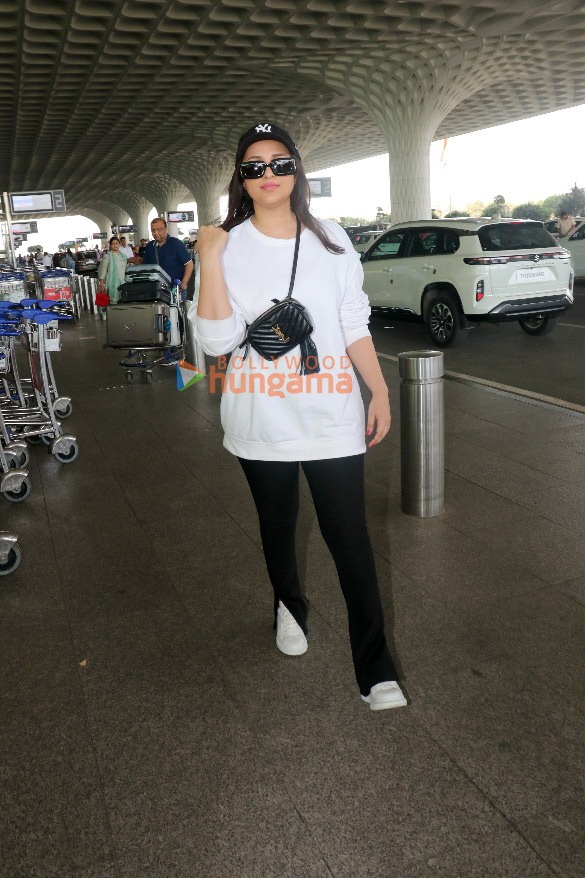 photos urvashi rautela parineeti chopra maniesh paul and others snapped at the airport 2