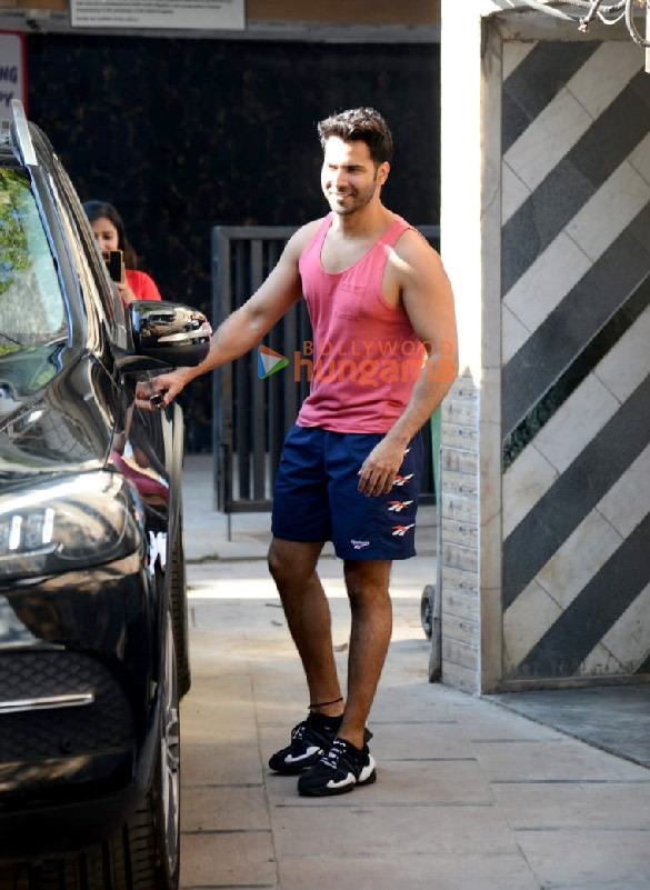 Photos: Varun Dhawan snapped at the gym in Juhu Photos: Varun Dhawan snapped at the gym in Juhu