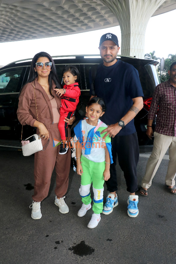 photos vicky kaushal katrina kaif varun dhawan and others snapped at the airport 8