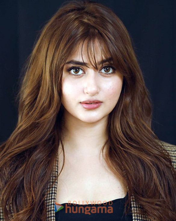 sajal ali 2 3